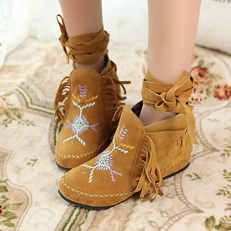 Embroidered moccasin ankle boot Track Shoes Flats