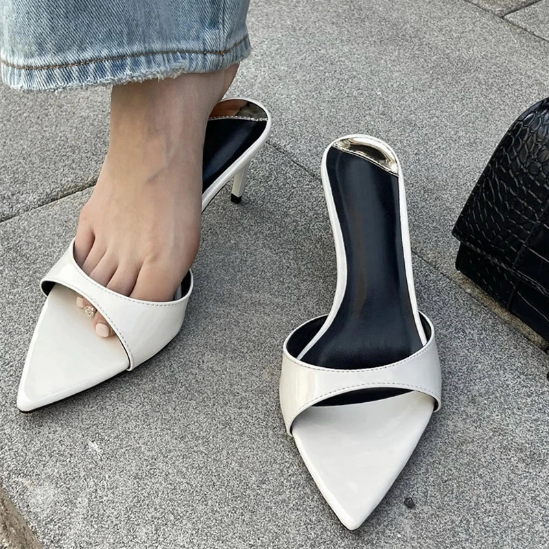 Liyke Sommer Mode Niedrigen Dnnen Heels Frauen Hausschuhe Gladiator Sandalen Gemtliche Patent Leder Spitz Slip-On Folien Schuhe maultiere Brunch Slippers