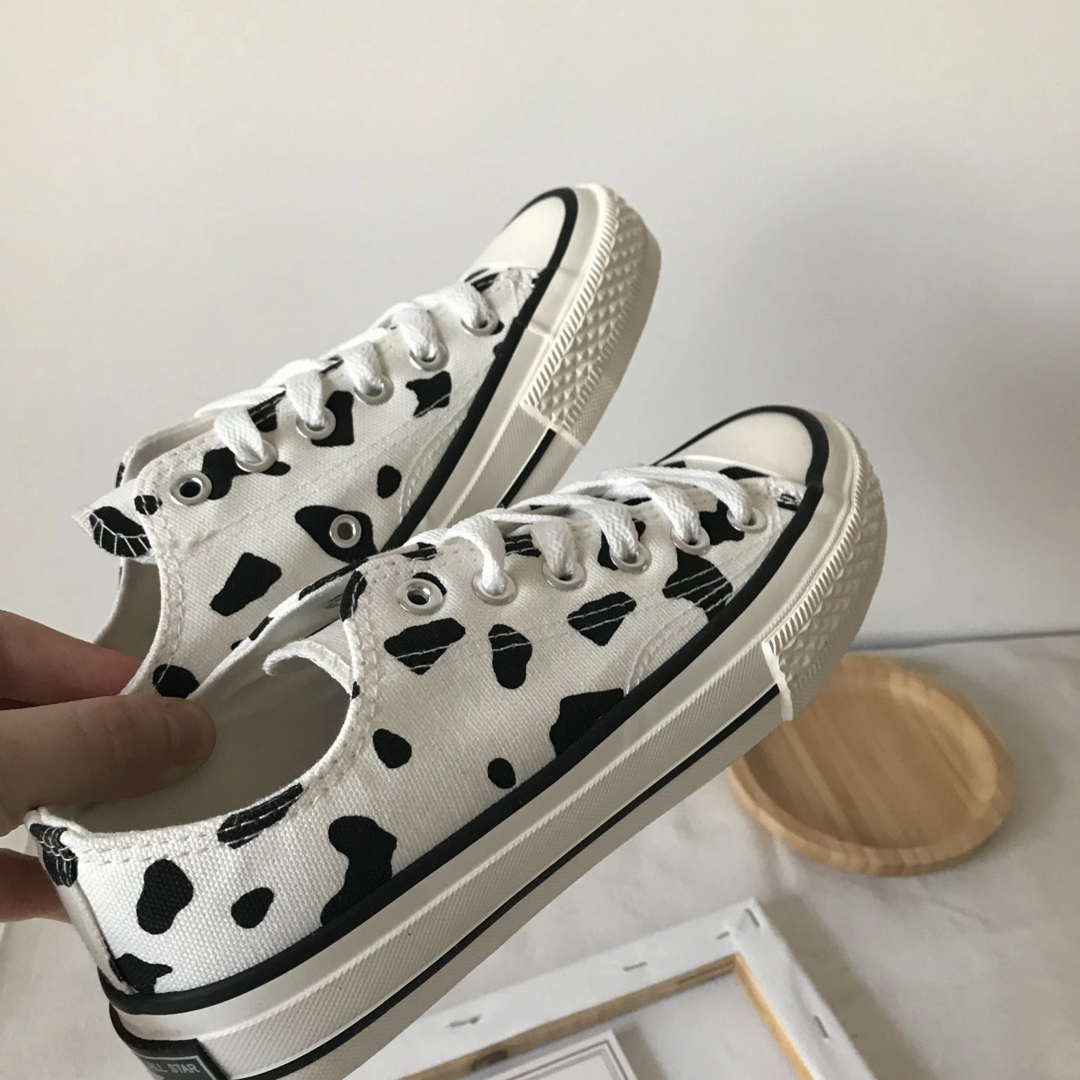 Flat Out Of Heels Shoes Milk Spots Hand-painted Canvas Shoes AD11704