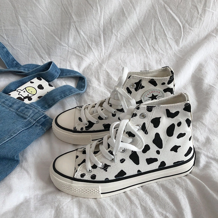 Comfortable Shoes Milk Spots Hand-painted Canvas Shoes AD11704