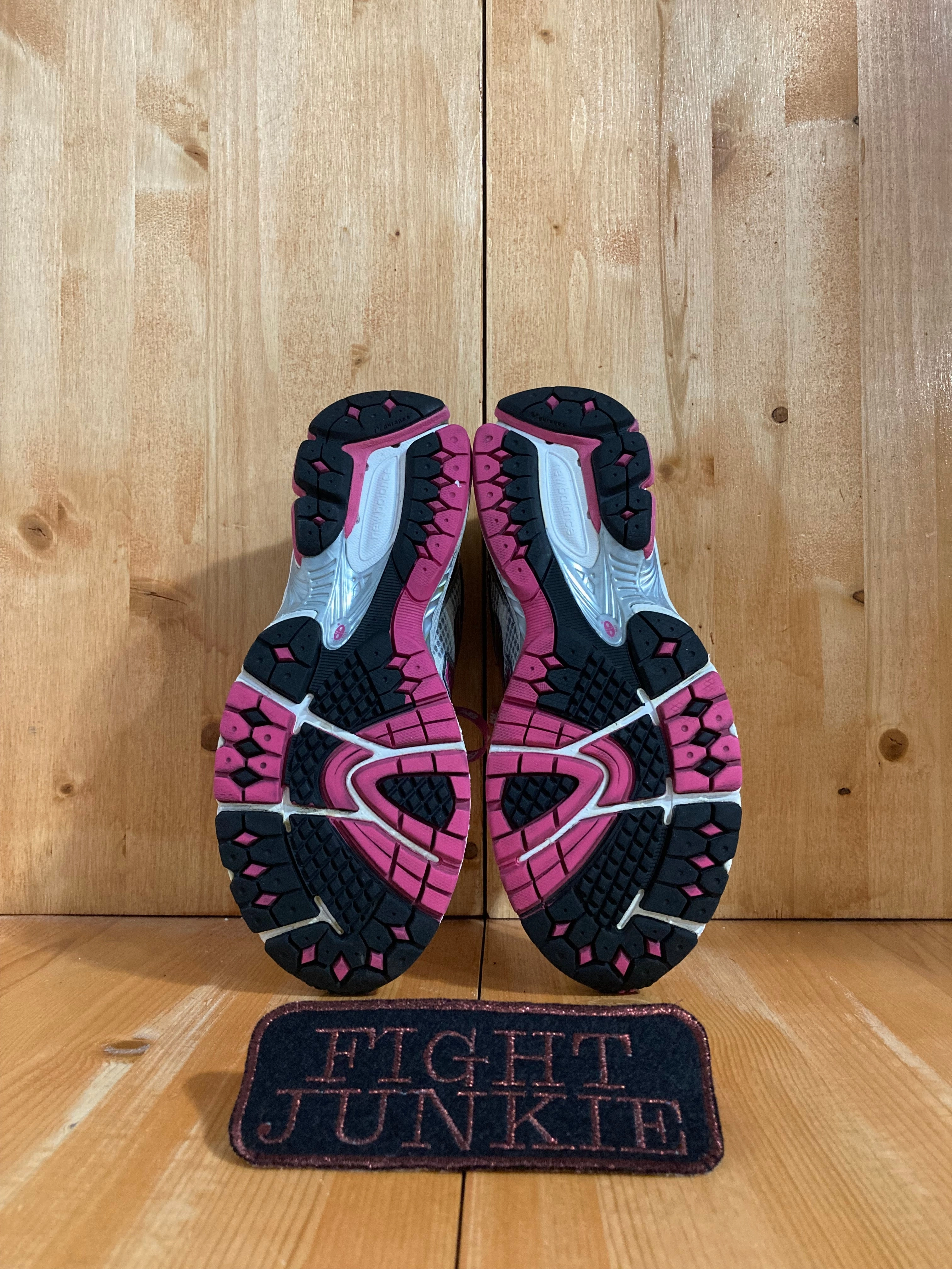 NEW BALANCE 860 V2 SUSAN G KOMEN Breast Cancer Women Size 7.5B Shoes Sneakers Silver W860KM2 New Balance 1080 Version 14