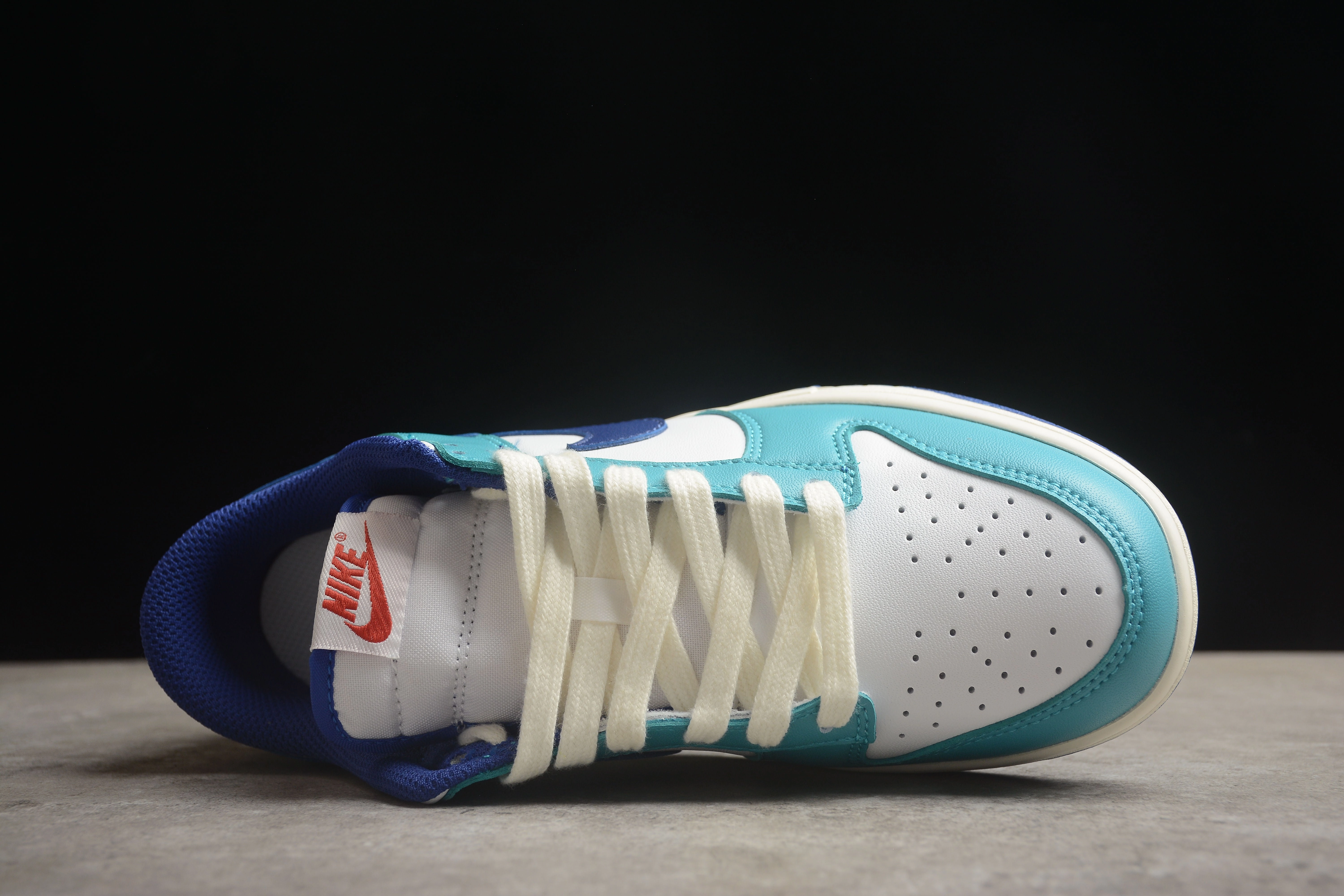 Nike SB dunk low blue white shoes Best Asics Indoor Court Shoes